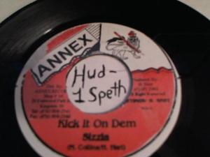 Hud-2 vinyl photos 725